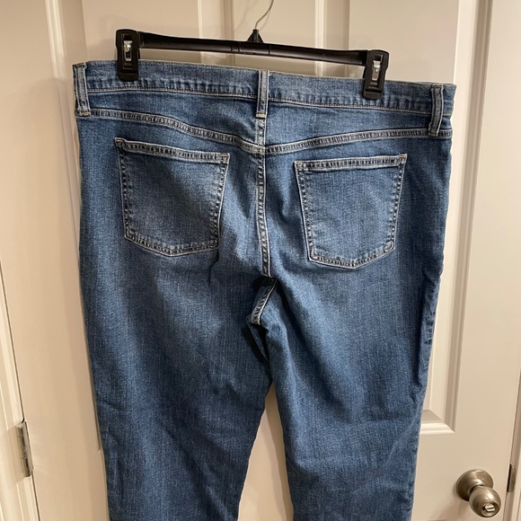 TALL Gap Women's Girlfriend Mid Rise Medium Wash Jean, Size 18 Tall - Picture 6 of 8